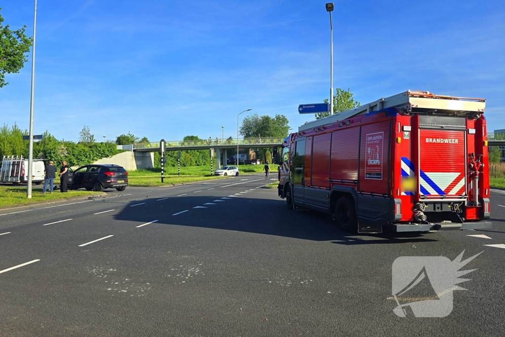 Auto belandt op de kop bij aanrijding