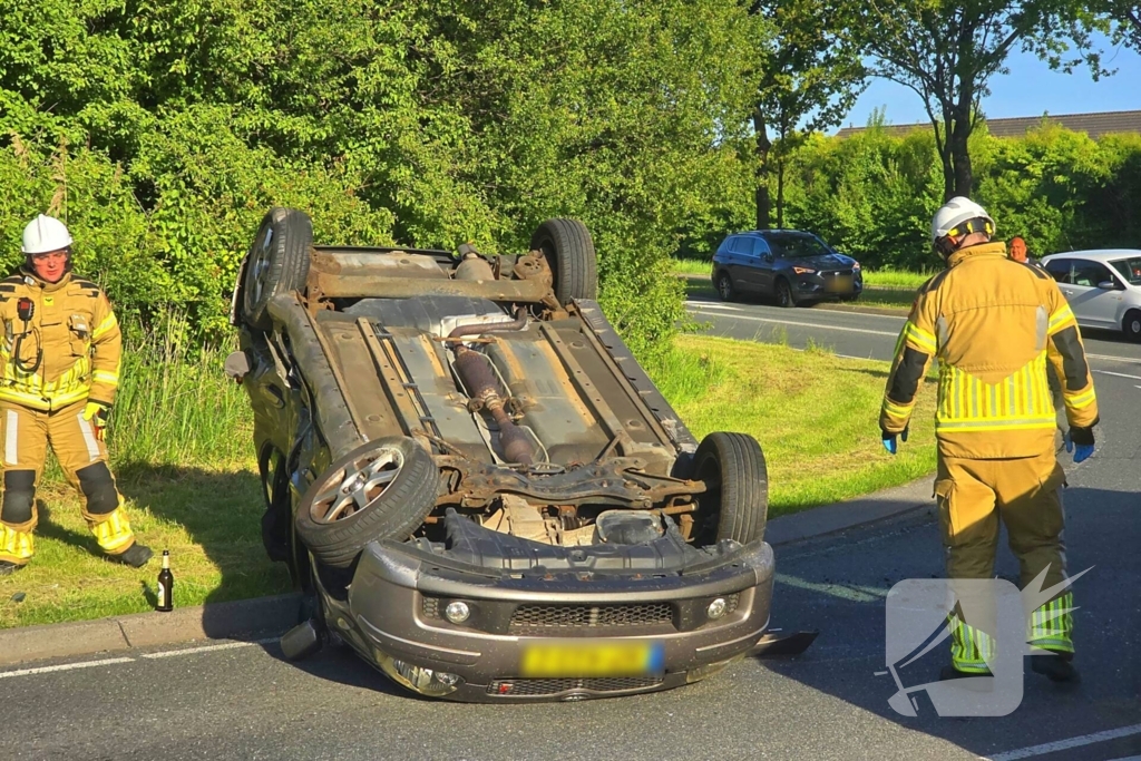 Auto belandt op de kop bij aanrijding