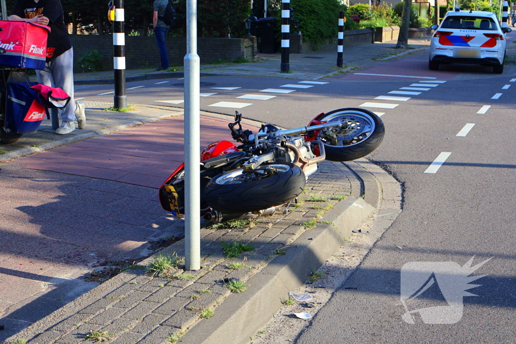 Motorrijder gewond bij aanrijding met auto