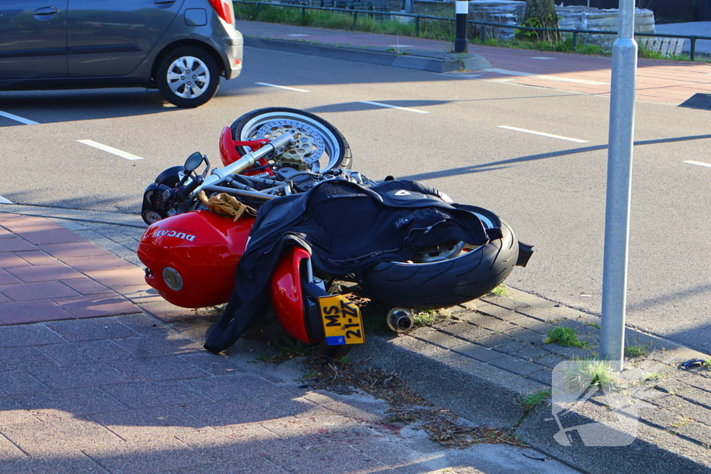 Motorrijder gewond bij aanrijding met auto