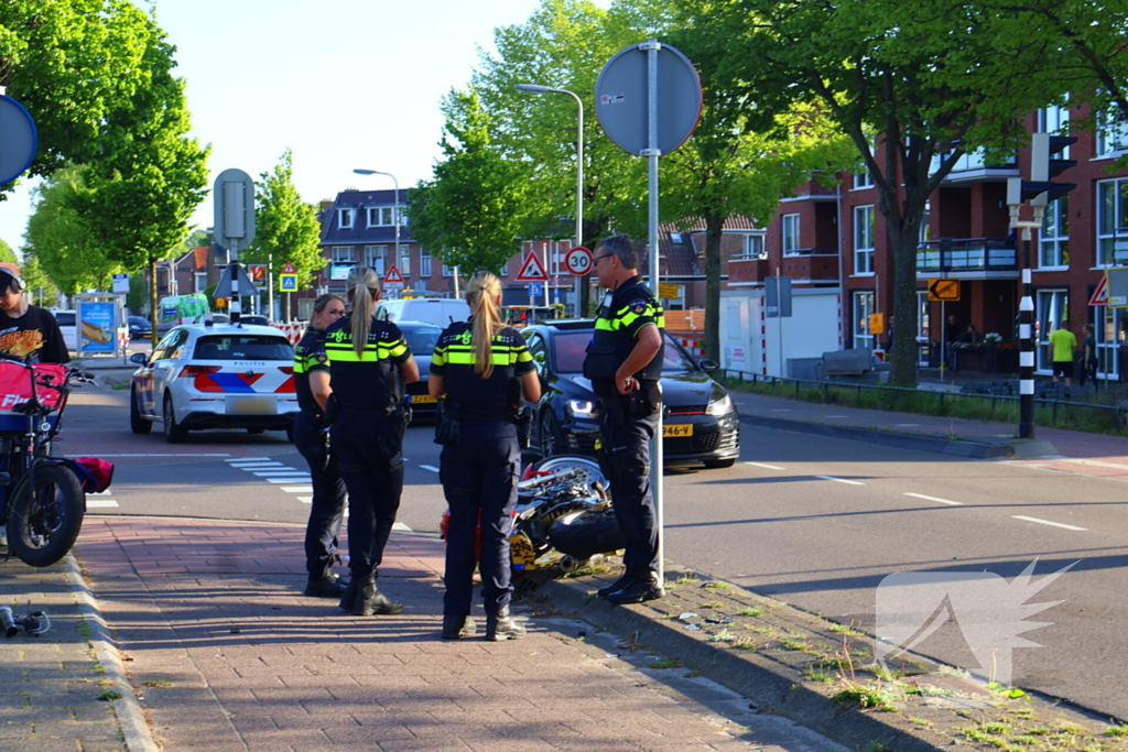 Motorrijder gewond bij aanrijding met auto