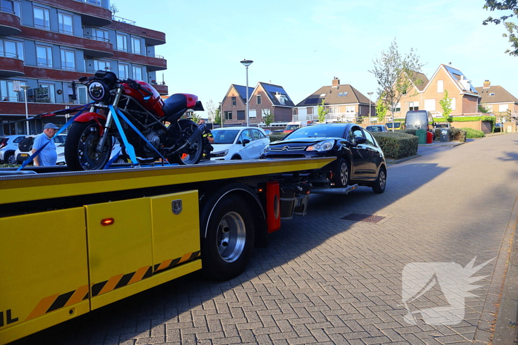 Motorrijder gewond bij aanrijding met auto