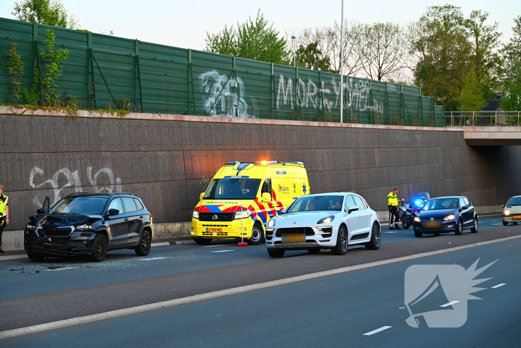 Voertuigen fors beschadigd na botsing