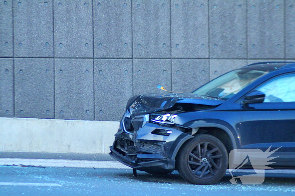 Voertuigen fors beschadigd na botsing