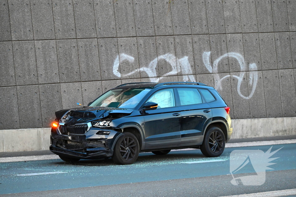 Voertuigen fors beschadigd na botsing