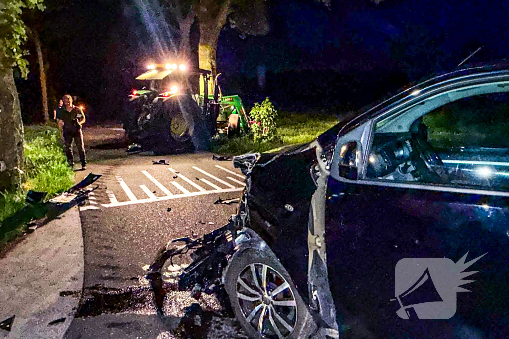 Tractor klapt tegen boom na forse aanrijding op kruising