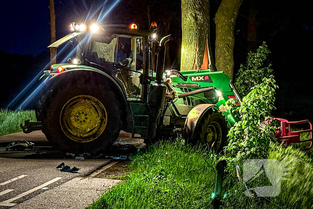 Tractor klapt tegen boom na forse aanrijding op kruising
