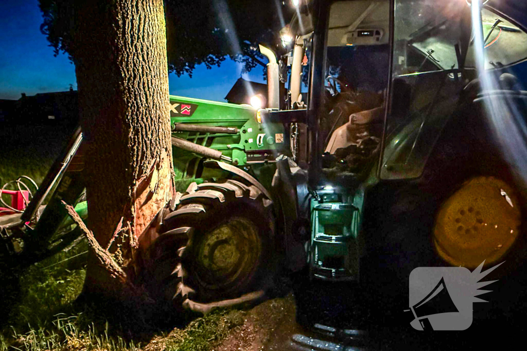 Tractor klapt tegen boom na forse aanrijding op kruising
