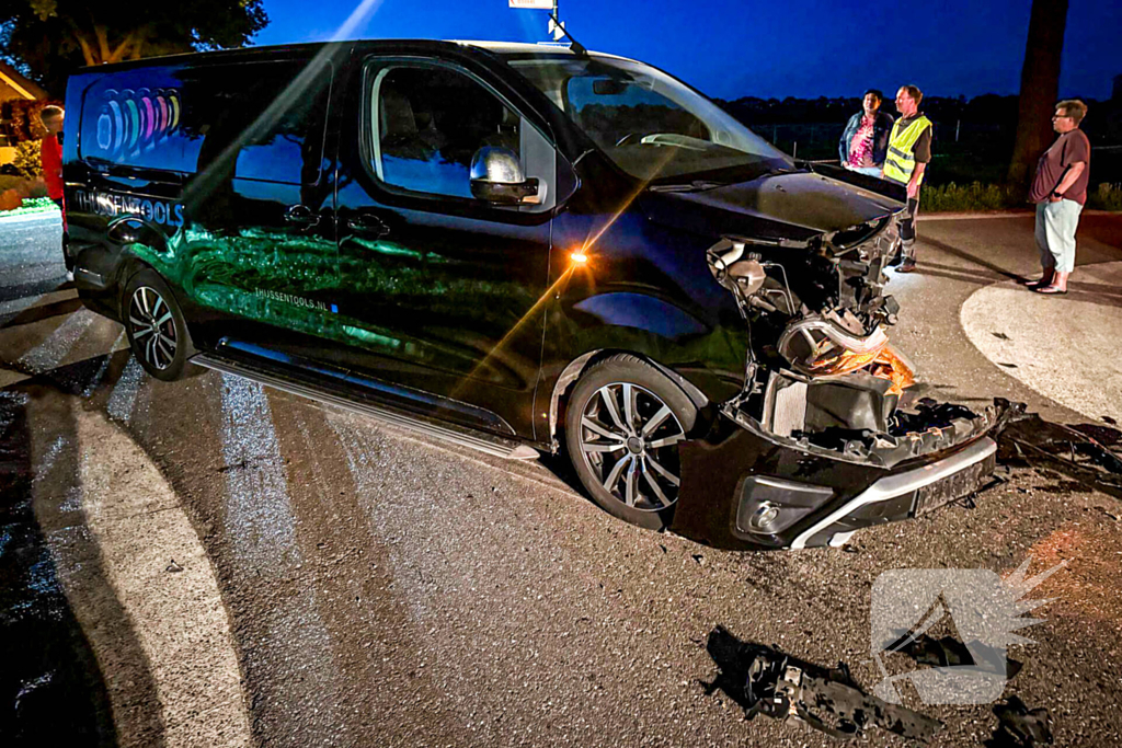 Tractor klapt tegen boom na forse aanrijding op kruising