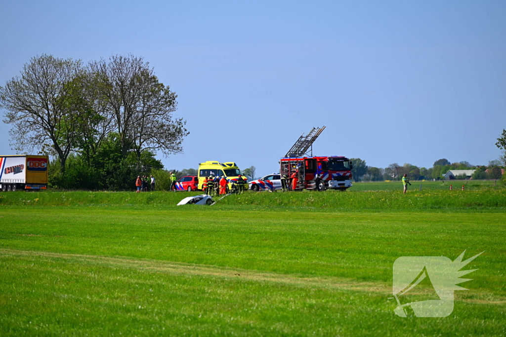 Auto belandt in sloot