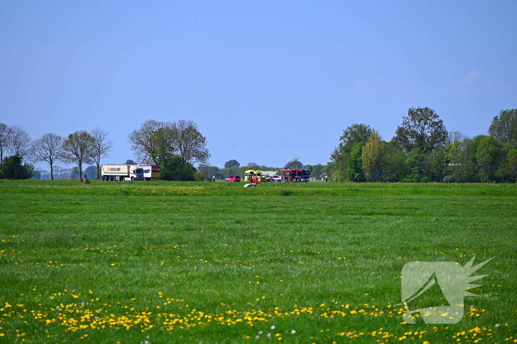 Auto belandt in sloot
