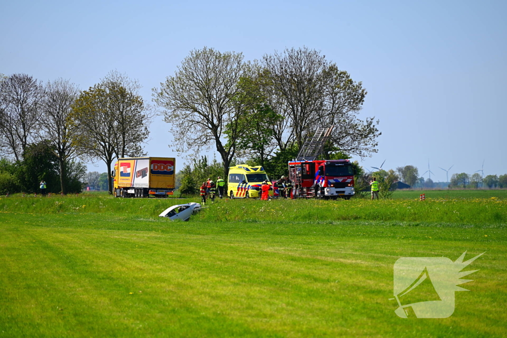 Auto belandt in sloot