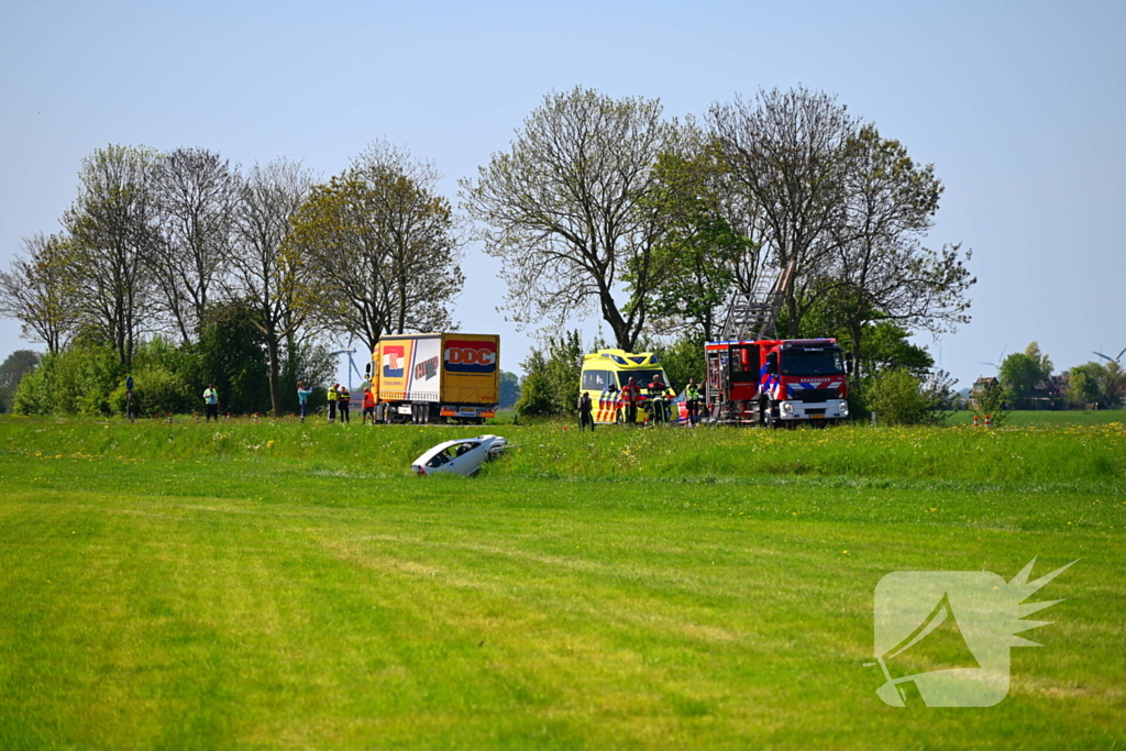 Auto belandt in sloot
