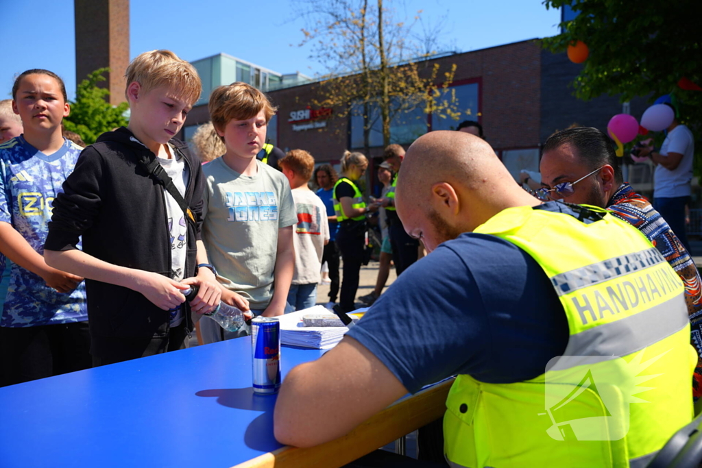 Tientallen jongeren op de vlucht voor politie