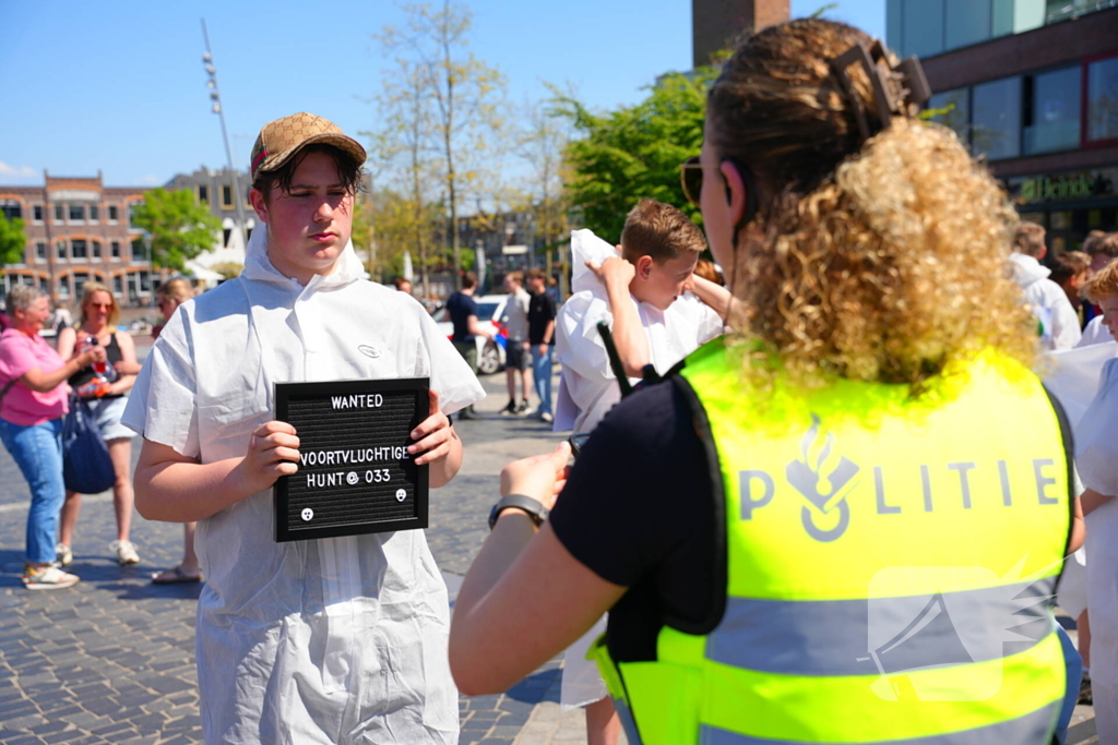 Tientallen jongeren op de vlucht voor politie