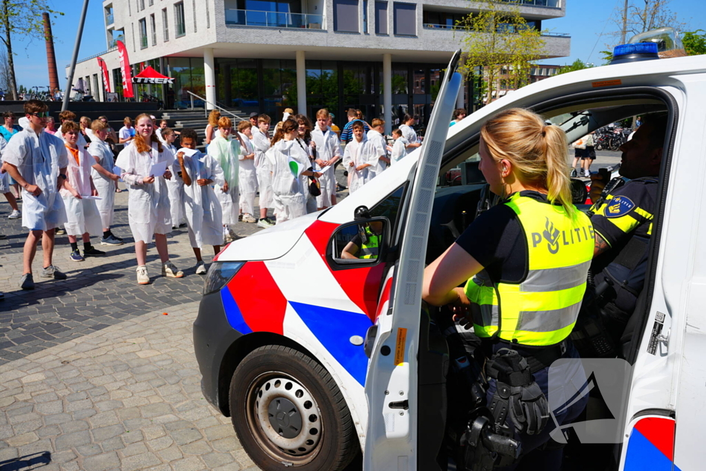 Tientallen jongeren op de vlucht voor politie