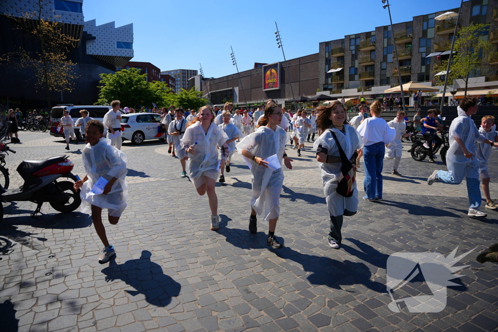 Tientallen jongeren op de vlucht voor politie