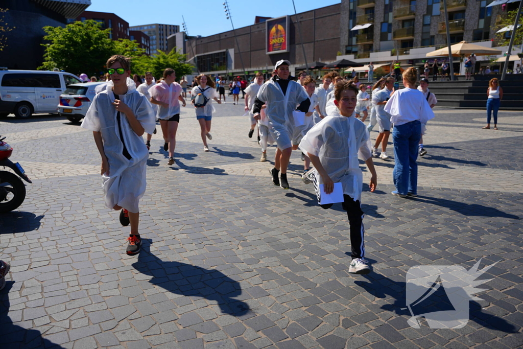 Tientallen jongeren op de vlucht voor politie