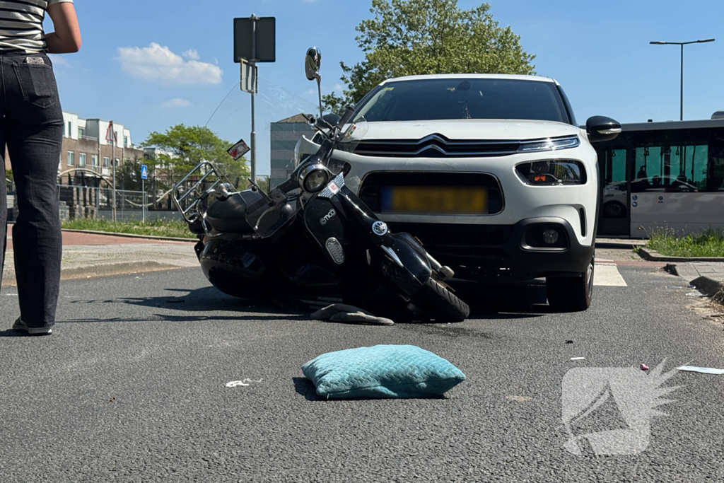 Scooterrijder aangereden op rotonde door automobilist