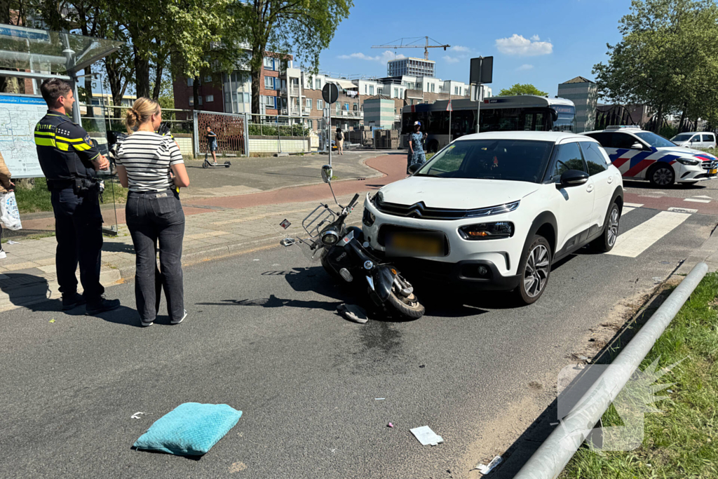 Scooterrijder aangereden op rotonde door automobilist
