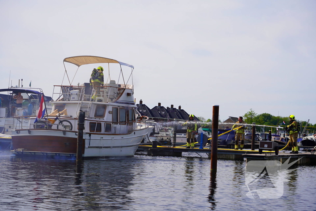 Brandweer aan de slag met blussen van bootbrand