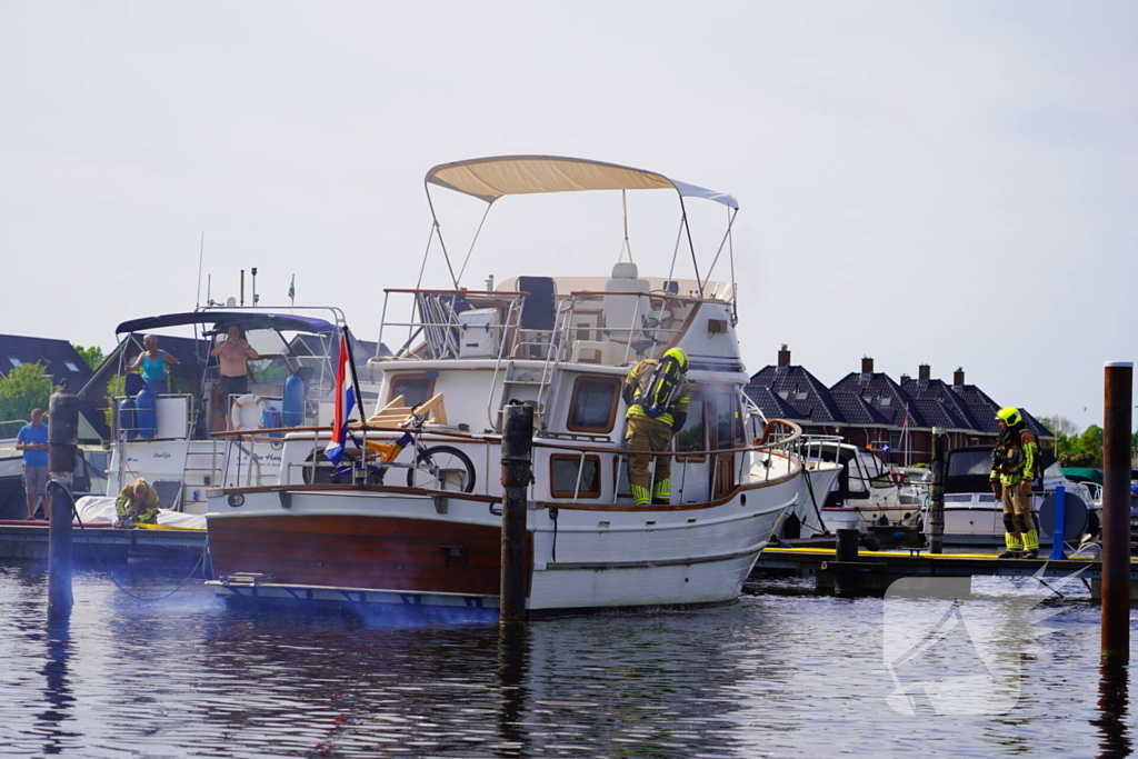 Brandweer aan de slag met blussen van bootbrand