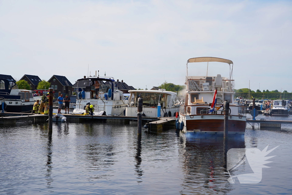 Brandweer aan de slag met blussen van bootbrand