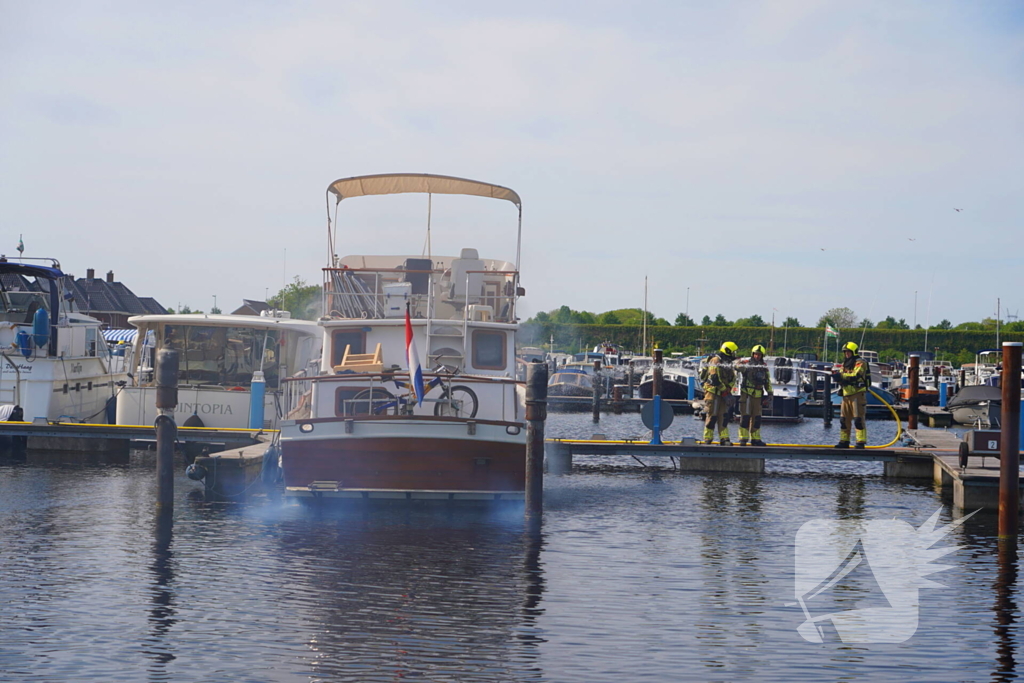 Brandweer aan de slag met blussen van bootbrand