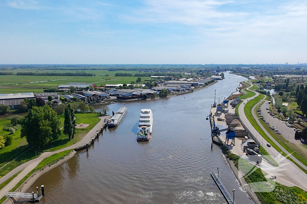 Groot jacht passeert sluis