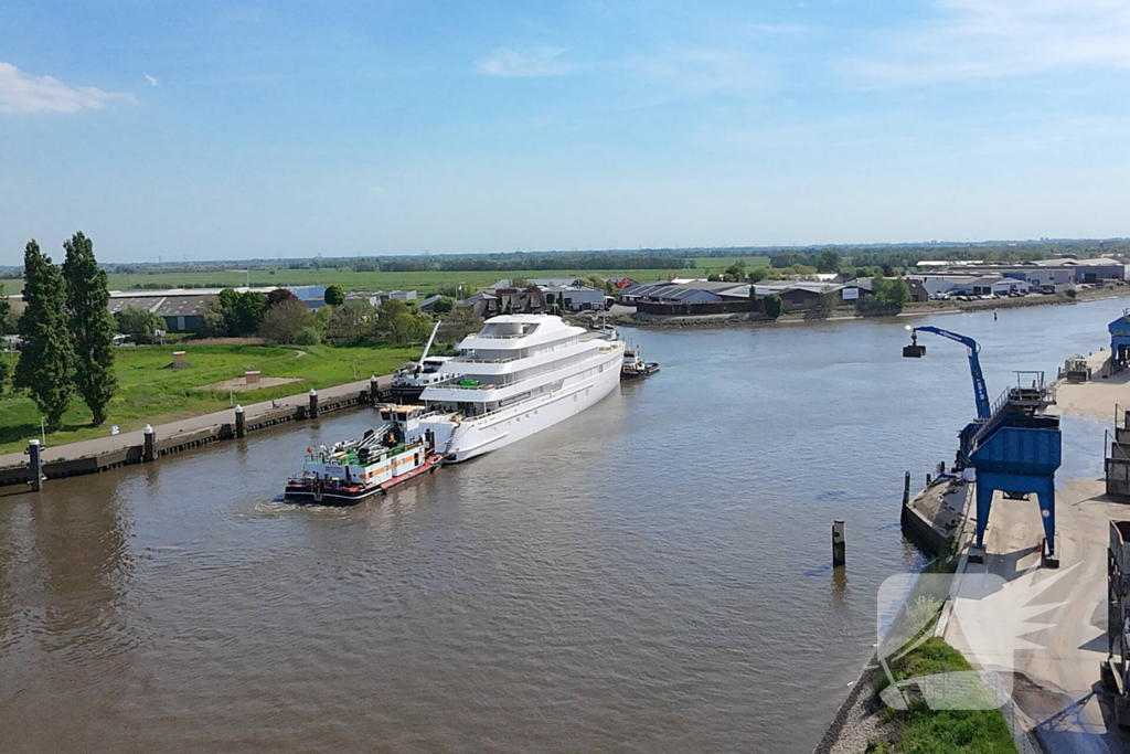Groot jacht passeert sluis