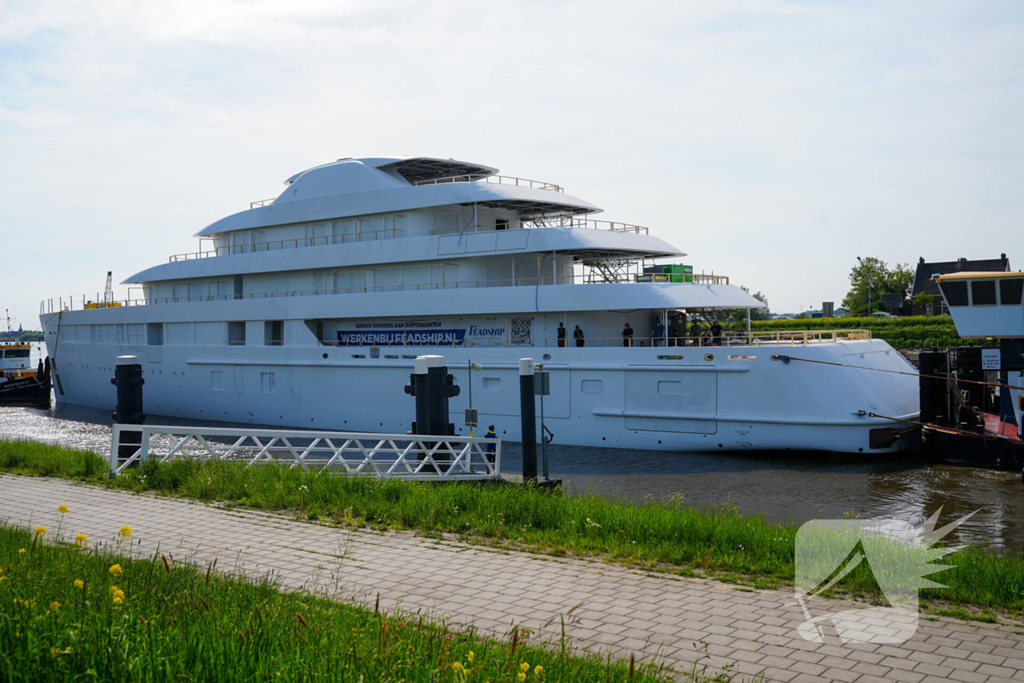 Groot jacht passeert sluis