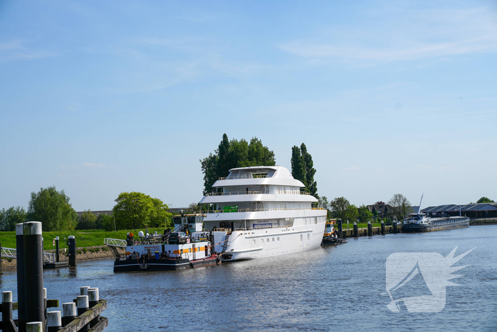 Groot jacht passeert sluis