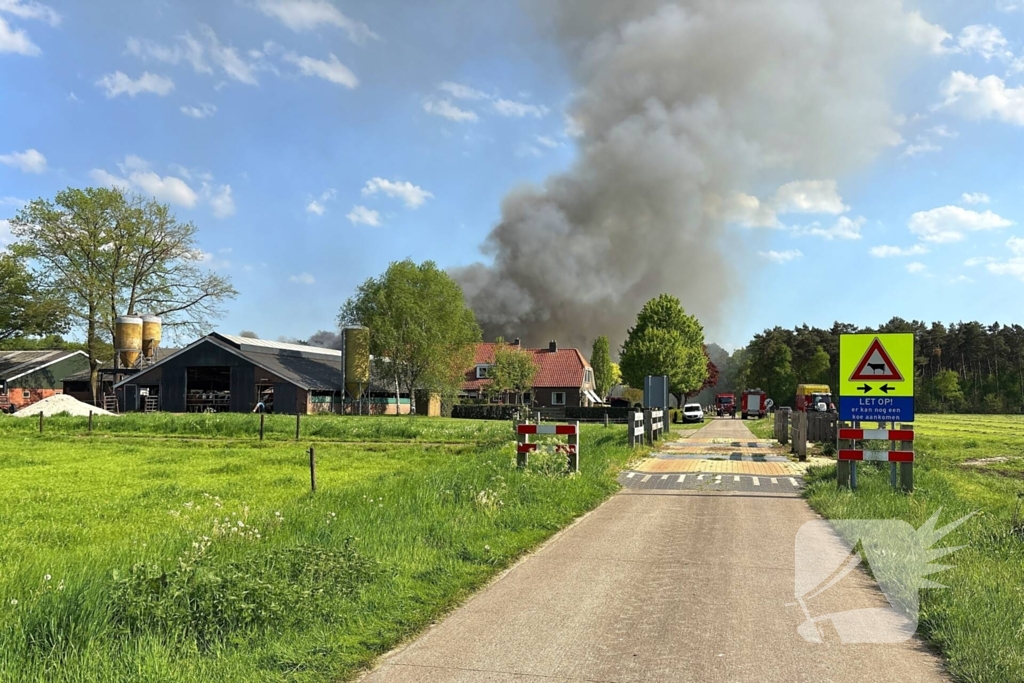 Grote brand in stal zorgt voor rookontwikkeling