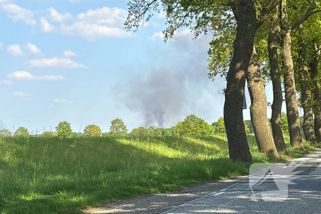 Grote brand in stal zorgt voor rookontwikkeling