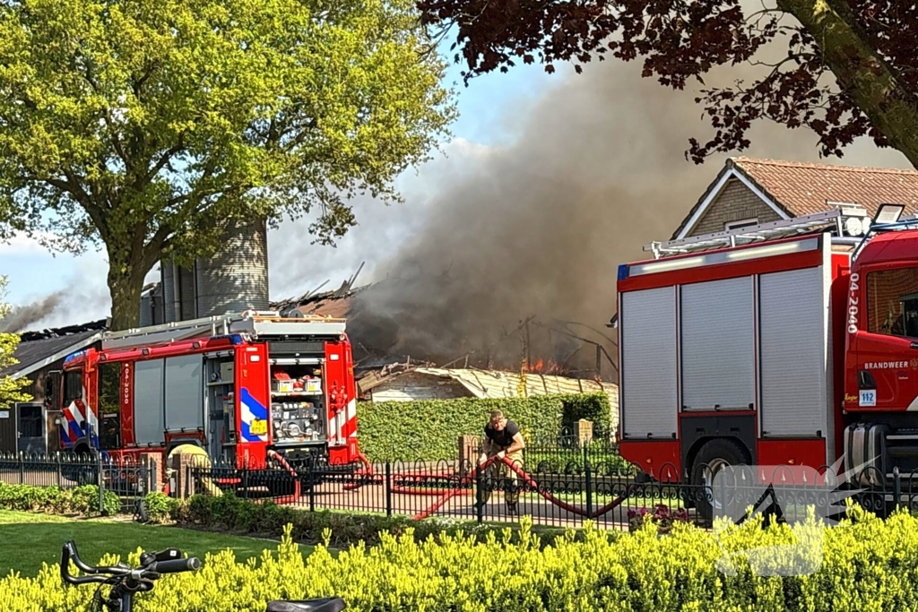 Grote brand in stal zorgt voor rookontwikkeling