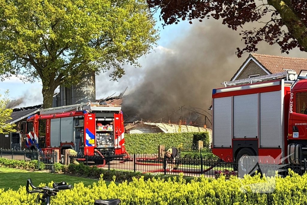 Grote brand in stal zorgt voor rookontwikkeling