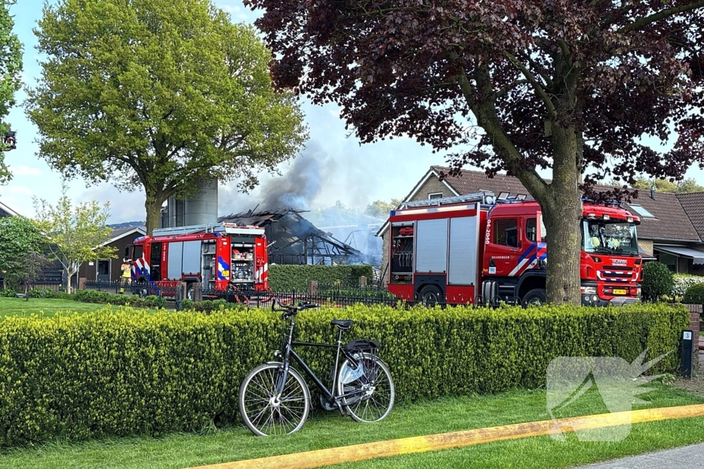 Grote brand in stal zorgt voor rookontwikkeling