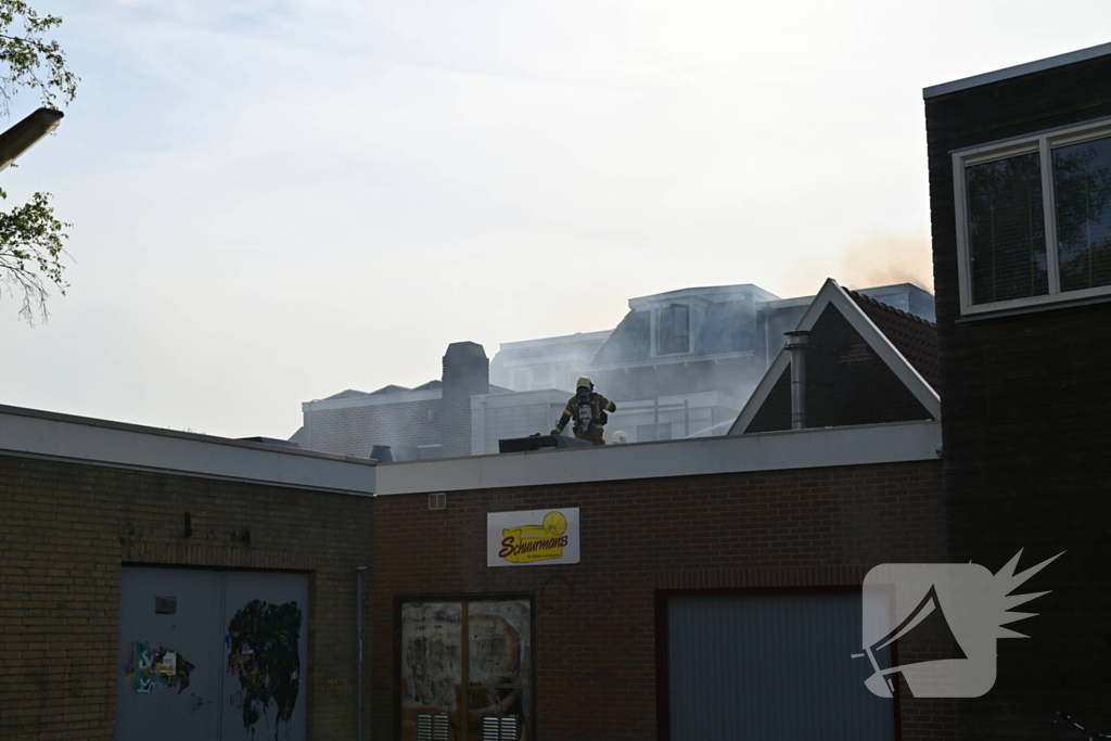 Veel rookontwikkeling bij brand in appartementen boven winkels