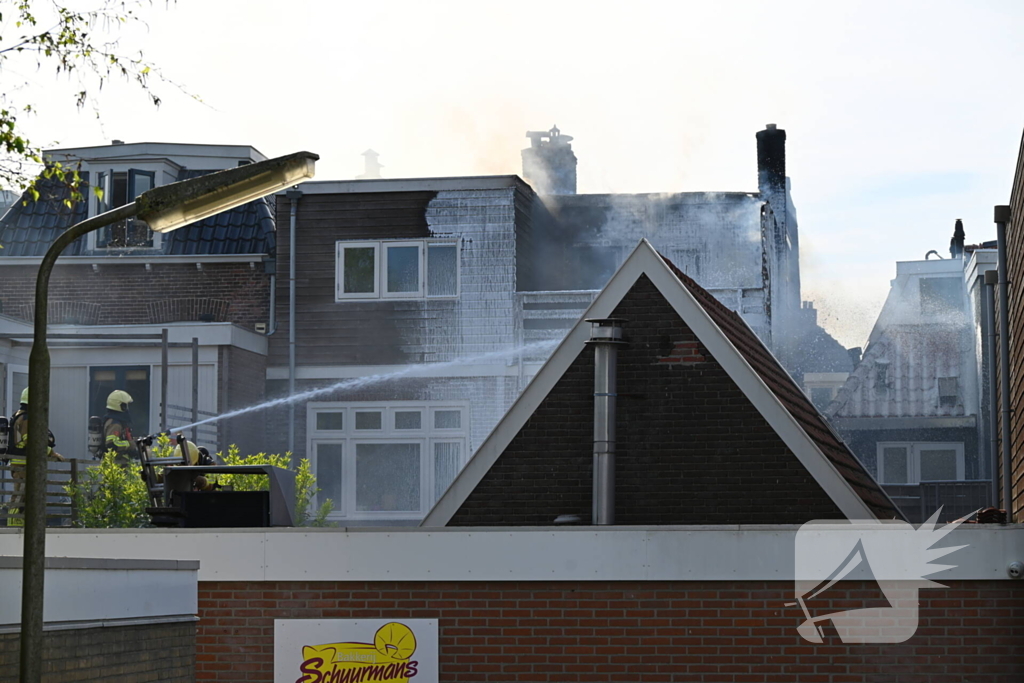 Veel rookontwikkeling bij brand in appartementen boven winkels
