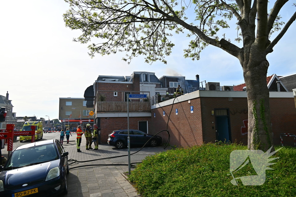 Veel rookontwikkeling bij brand in appartementen boven winkels