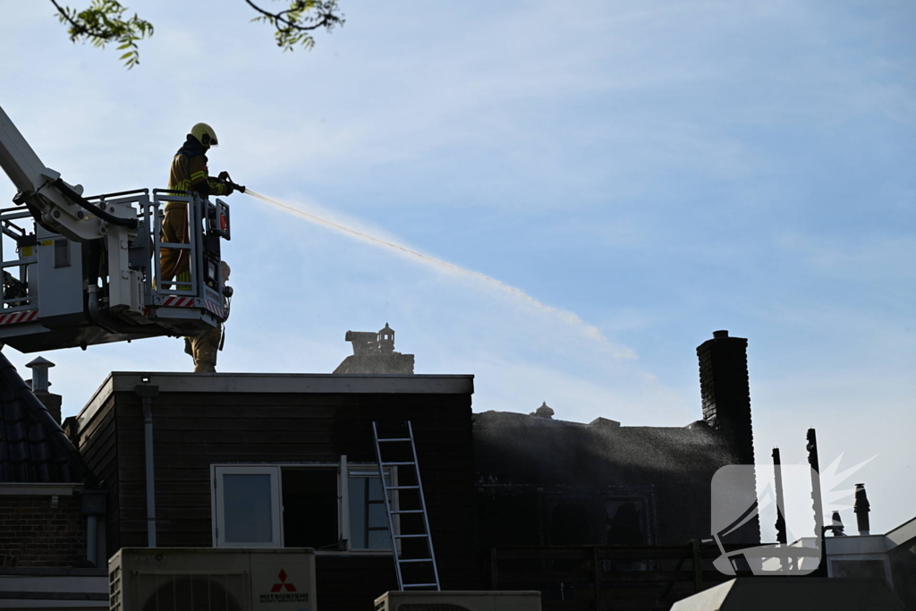 Veel rookontwikkeling bij brand in appartementen boven winkels