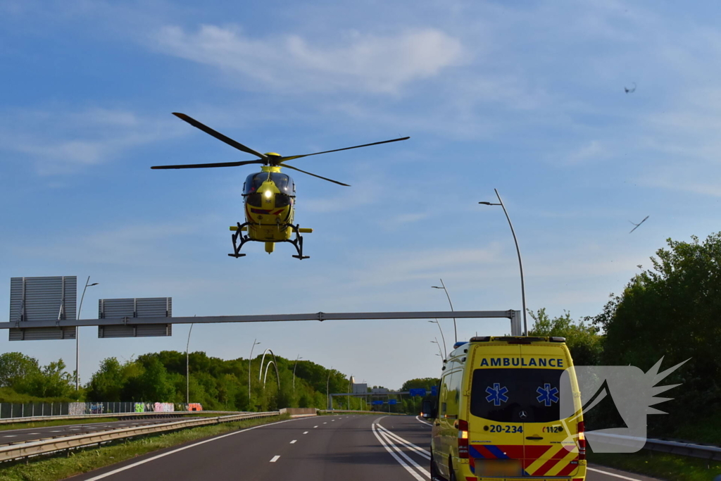 Auto belandt op zijn kop na ongeval, traumateam ingezet