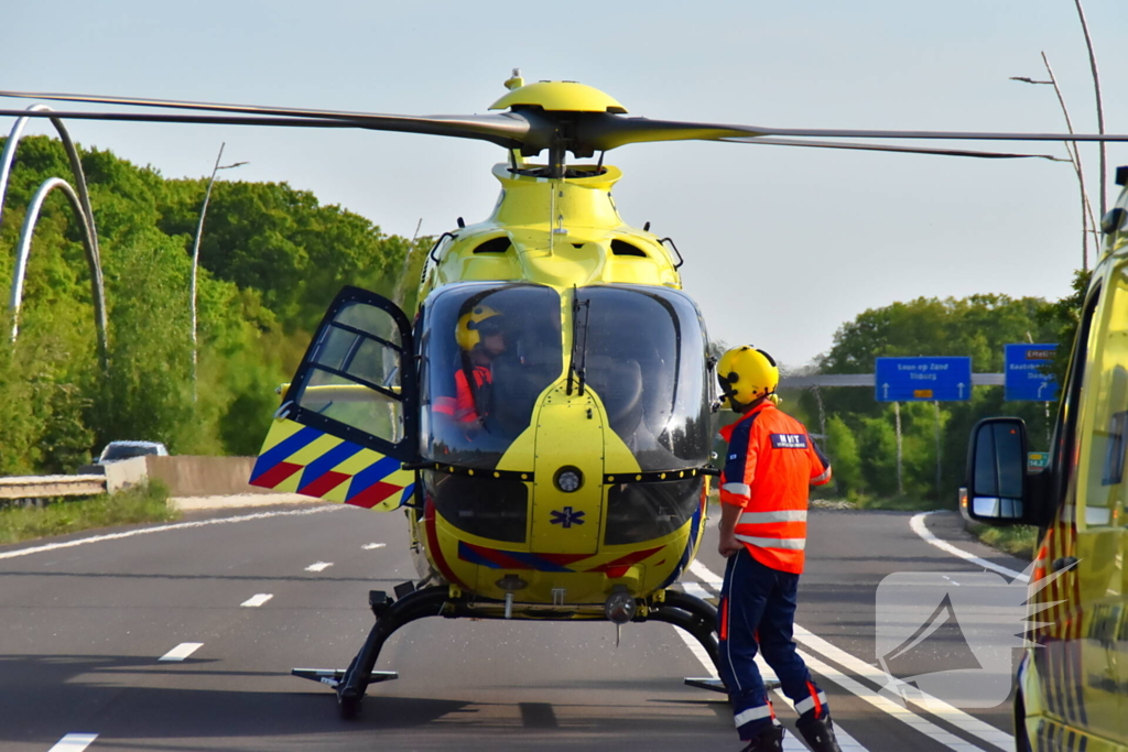 Auto belandt op zijn kop na ongeval, traumateam ingezet