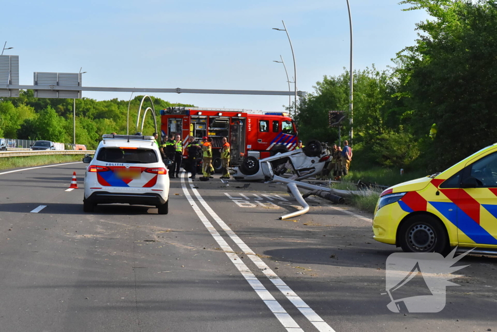 Auto belandt op zijn kop na ongeval, traumateam ingezet