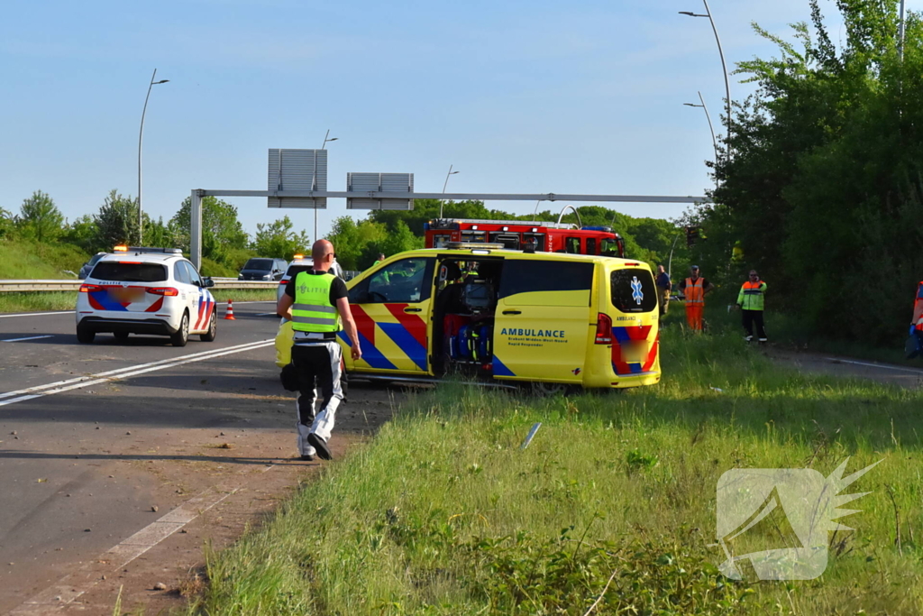 Auto belandt op zijn kop na ongeval, traumateam ingezet