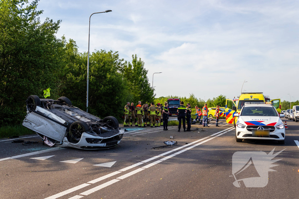 Auto belandt op zijn kop na ongeval, traumateam ingezet