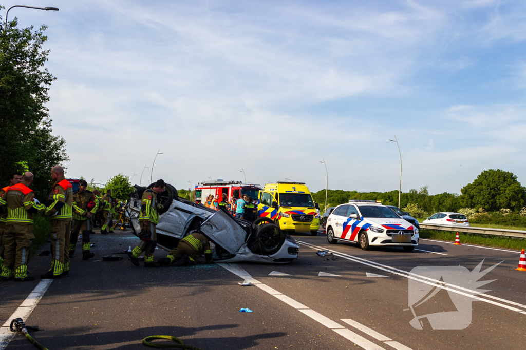 Auto belandt op zijn kop na ongeval, traumateam ingezet