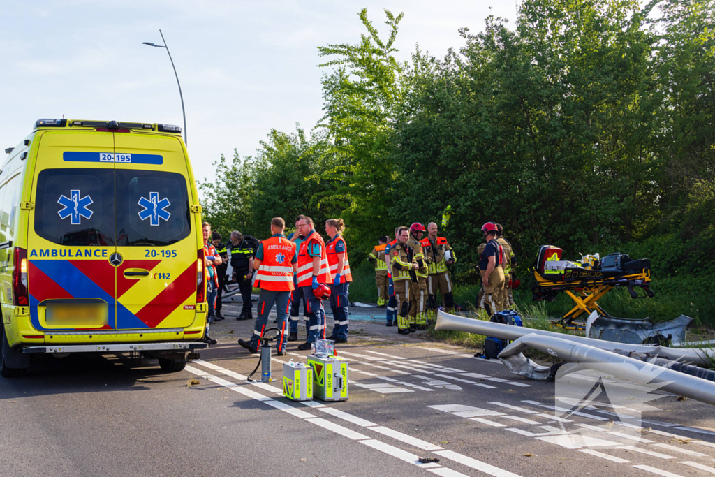 Auto belandt op zijn kop na ongeval, traumateam ingezet