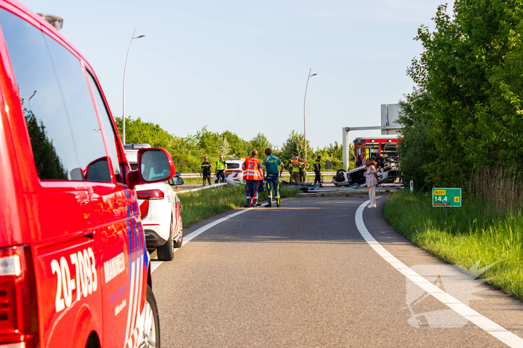 Auto belandt op zijn kop na ongeval, traumateam ingezet