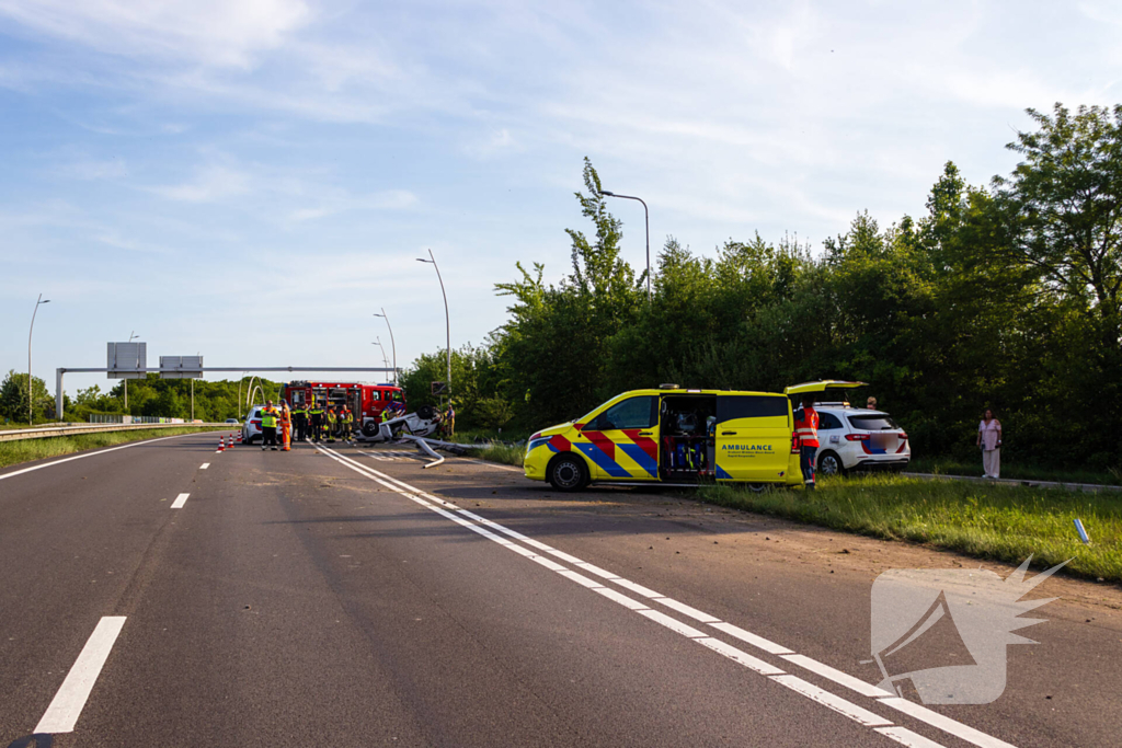 Auto belandt op zijn kop na ongeval, traumateam ingezet
